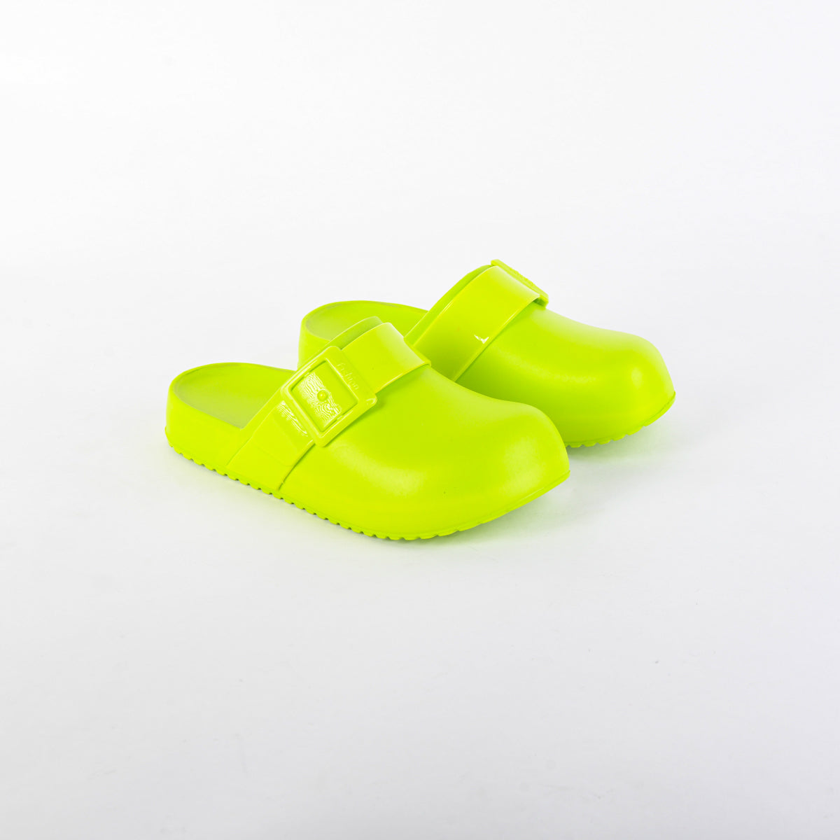 حذاء كيكس - قباقيب سيليكون مريحة بتفاصيل إبزيم للنساء