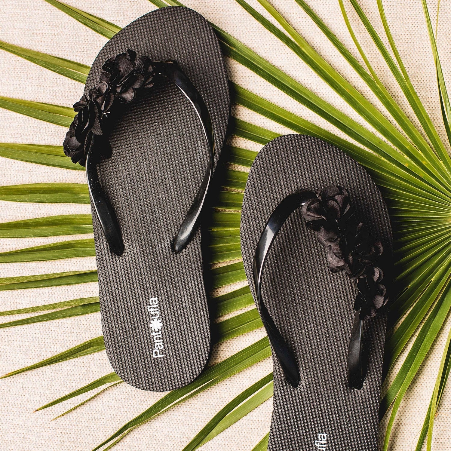 بانتوفولا - شبشب صيفي مصنوع يدويًا مزين بالزهور باللون الأسود