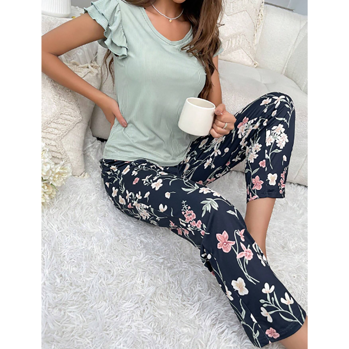 SHEIN- طقم بيجامة / طقم بيجامة مع تنورة مكشكشة وبنطلون بطبعة زهور